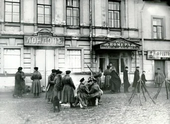 Milicianos en una calle de San Petersburgo, 17 de octubre de 1905